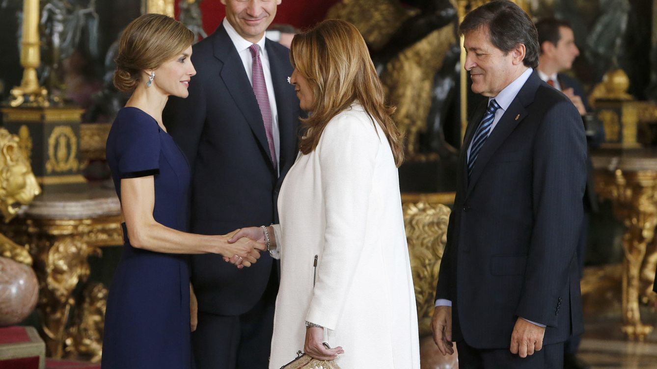 Foto: El Rey Felipe y la Reina Letizia en la recepción, junto a Susana Díaz (Gtres)