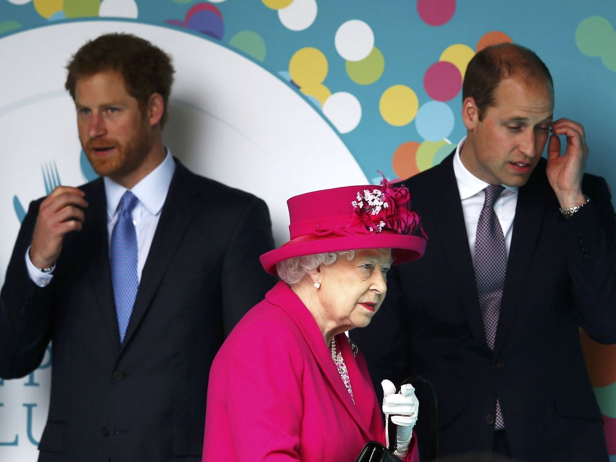 Foto: La reina Isabel con sus nietos Guillermo y Harry. (Reuters)