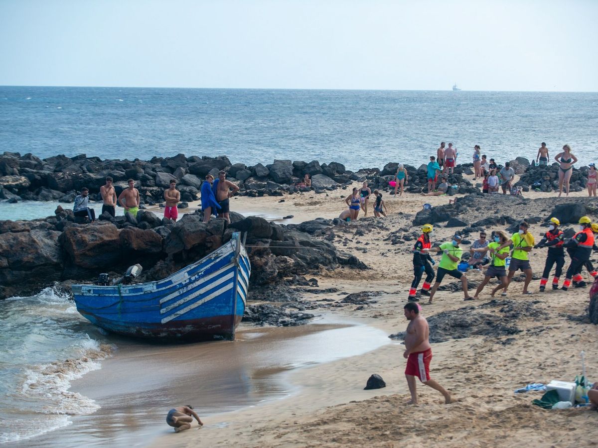 Foto: Una patera en la que medio centenar de migrantes llegó a Lanzarote. (EFE)