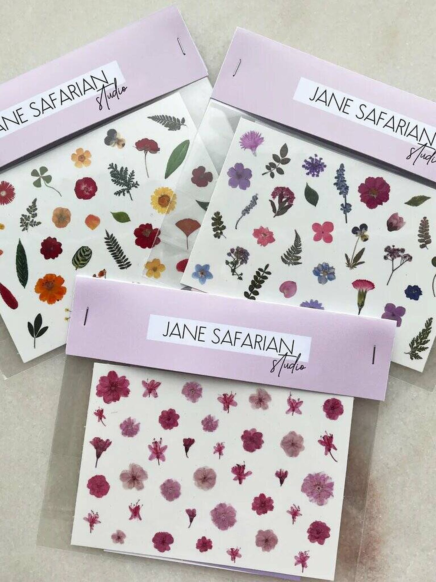 Sobres de flores prensadas para manicura de Jane Safarian.