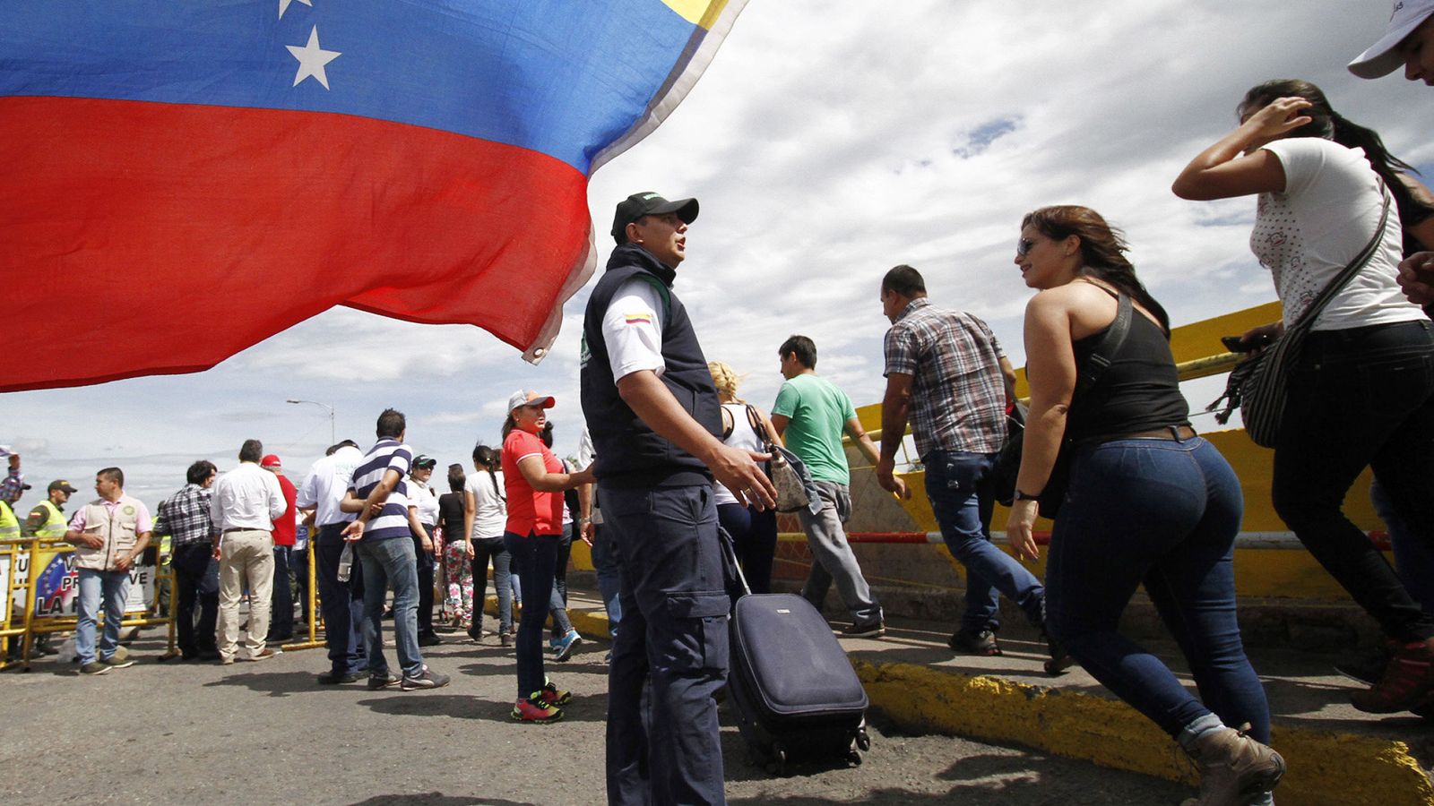 Foto: Un grupo de venezolanos cruza la frontera hasta Colombia para comprar alimentos y medicinas. (EFE)