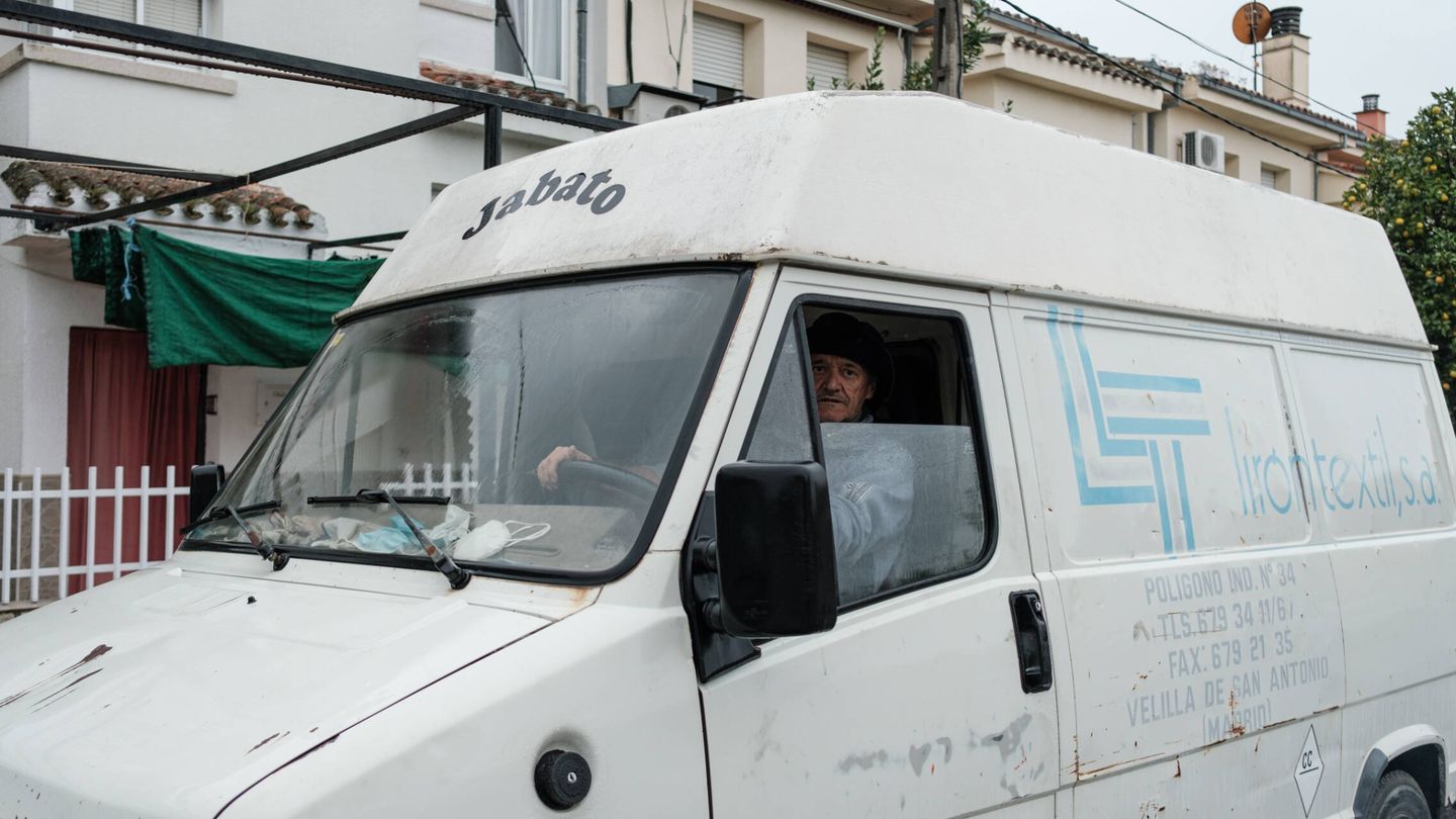 Un hombre conduce una furgoneta en Pueblonuevo de Miramontes. (S. B.)