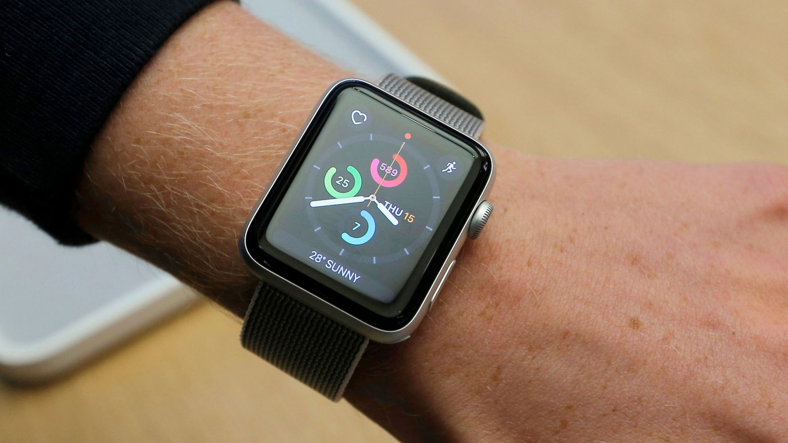 Foto: WatchOS 3 incluye nuevas 'watchfaces' para personalizar todavía más el reloj. (Reuters)