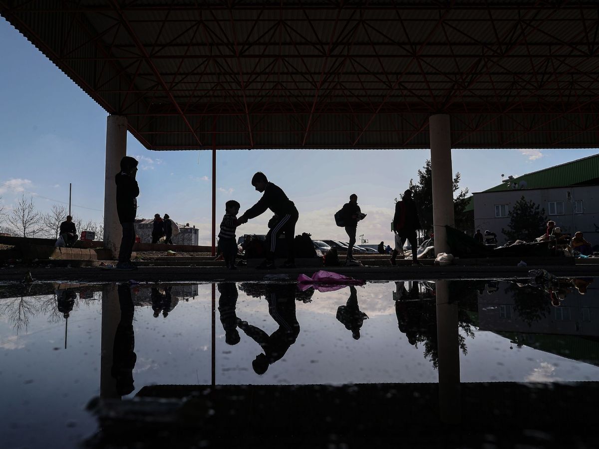 Foto: Varios refugiados sirios esperan en una estación de autobuses en Edirne, Turquía. (EFE)