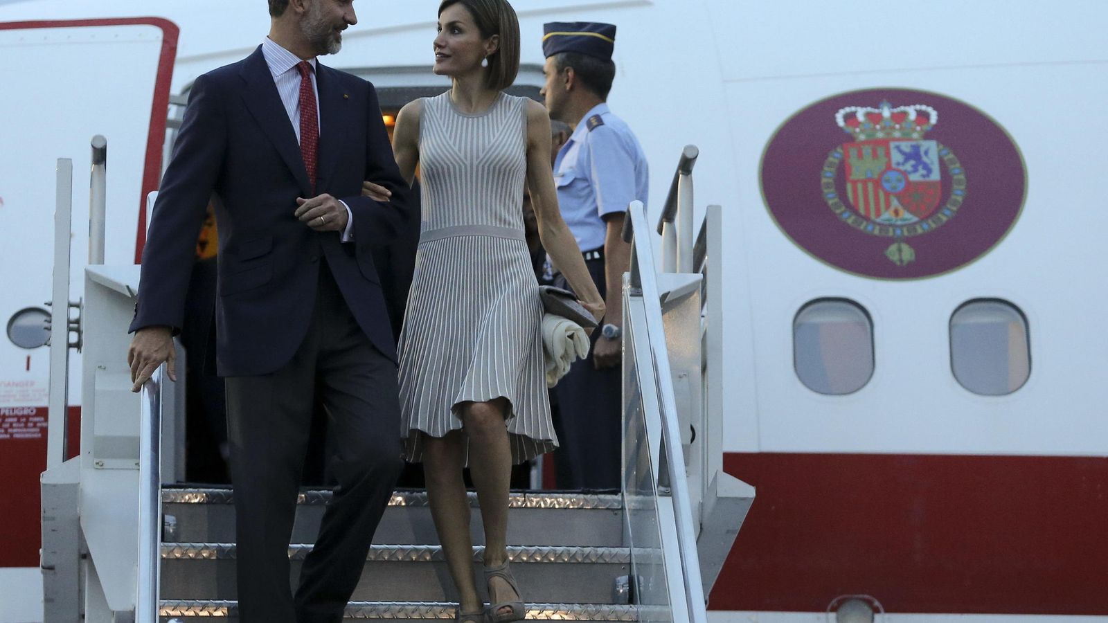 Foto: Los Reyes bajan del avión el pasado mes de junio a su llegada a México (EFE)