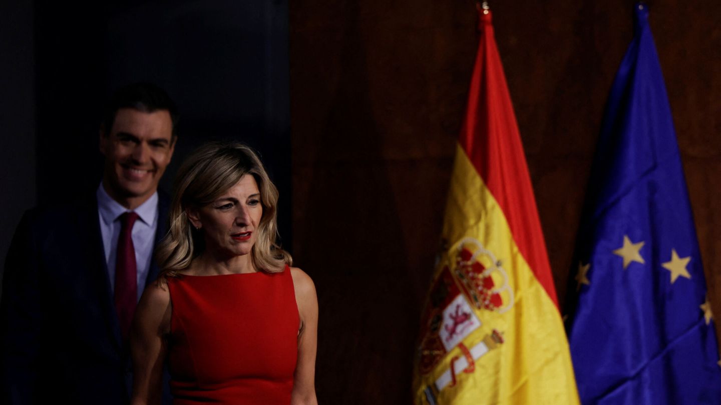 El presidente del Gobierno en funciones, Pedro Sánchez, junto con la vicepresidenta segunda y ministra de Trabajo en funciones, Yolanda Díaz. (Reuters)