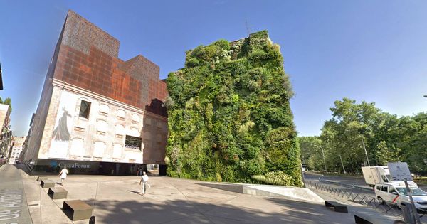 Foto: Fachada del CaixaForum y el jardín vertical. (Google)