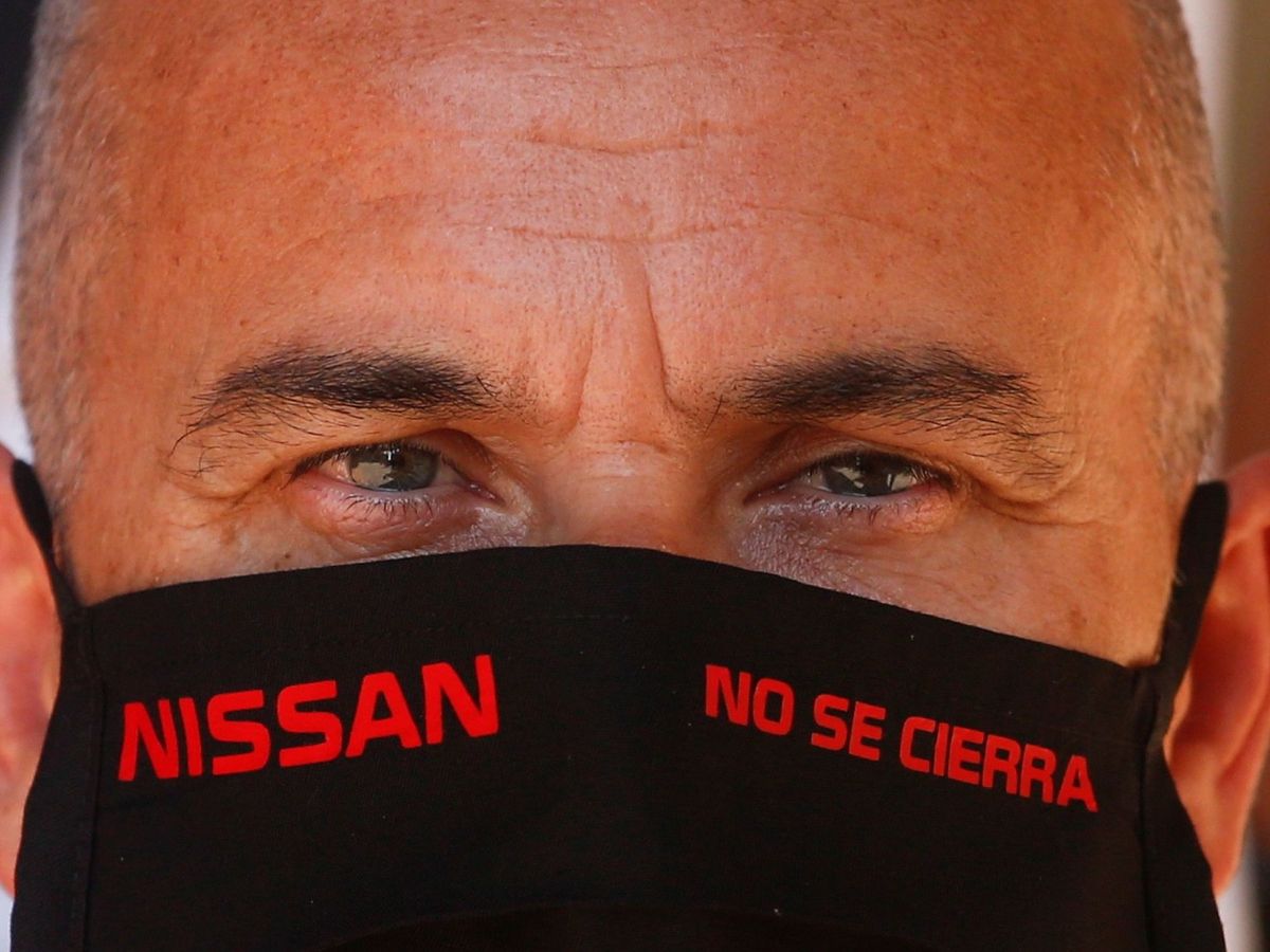 Foto: Un afiliado a Comisiones Obreras, durante su asamblea con los trabajadores de Nissan en Barcelona, el pasado viernes. (EFE)
