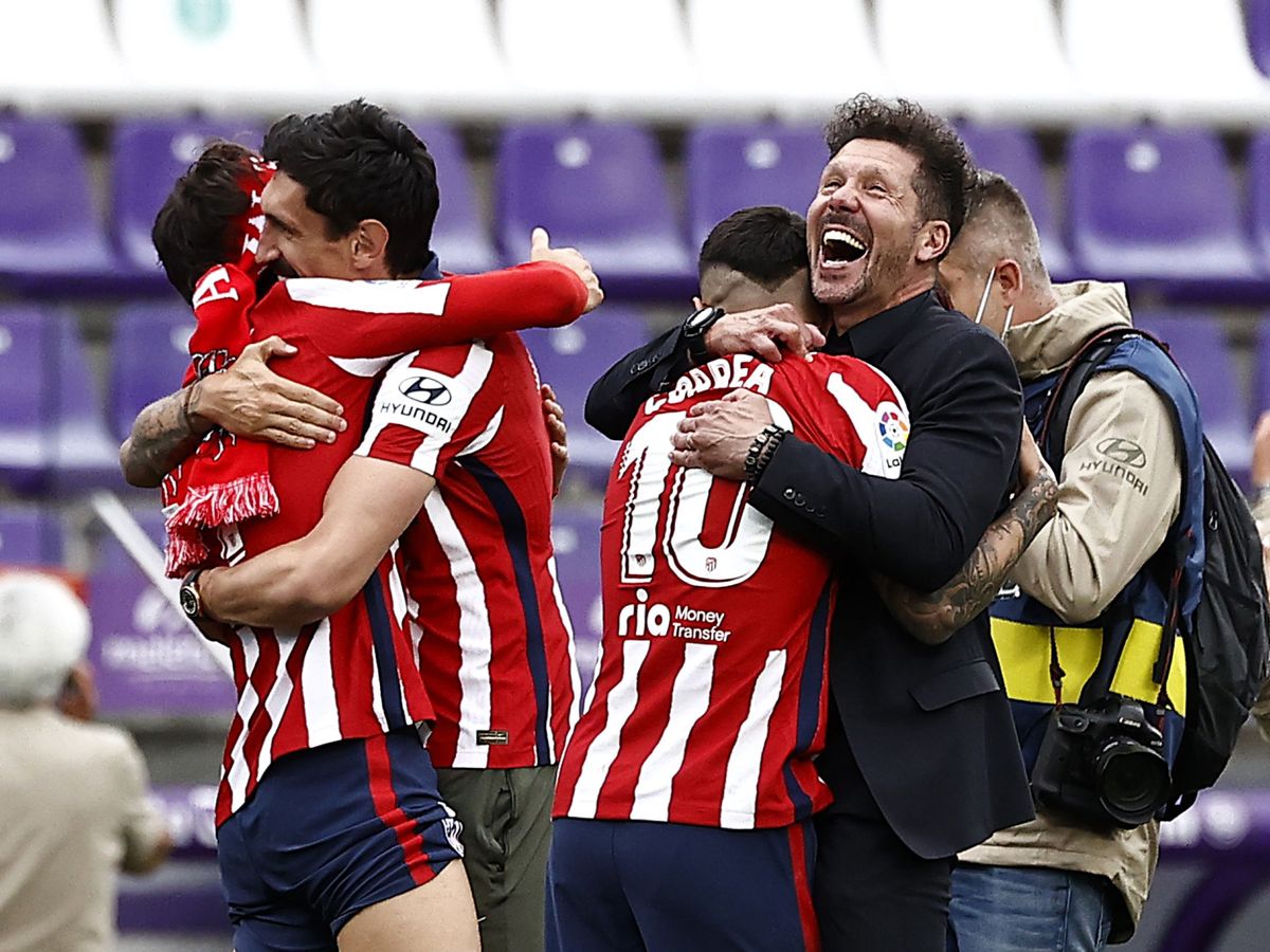 Foto: Simeone se abraza a Ángel Correa tras ganar el encuentro en Valladolid. (Reuters)