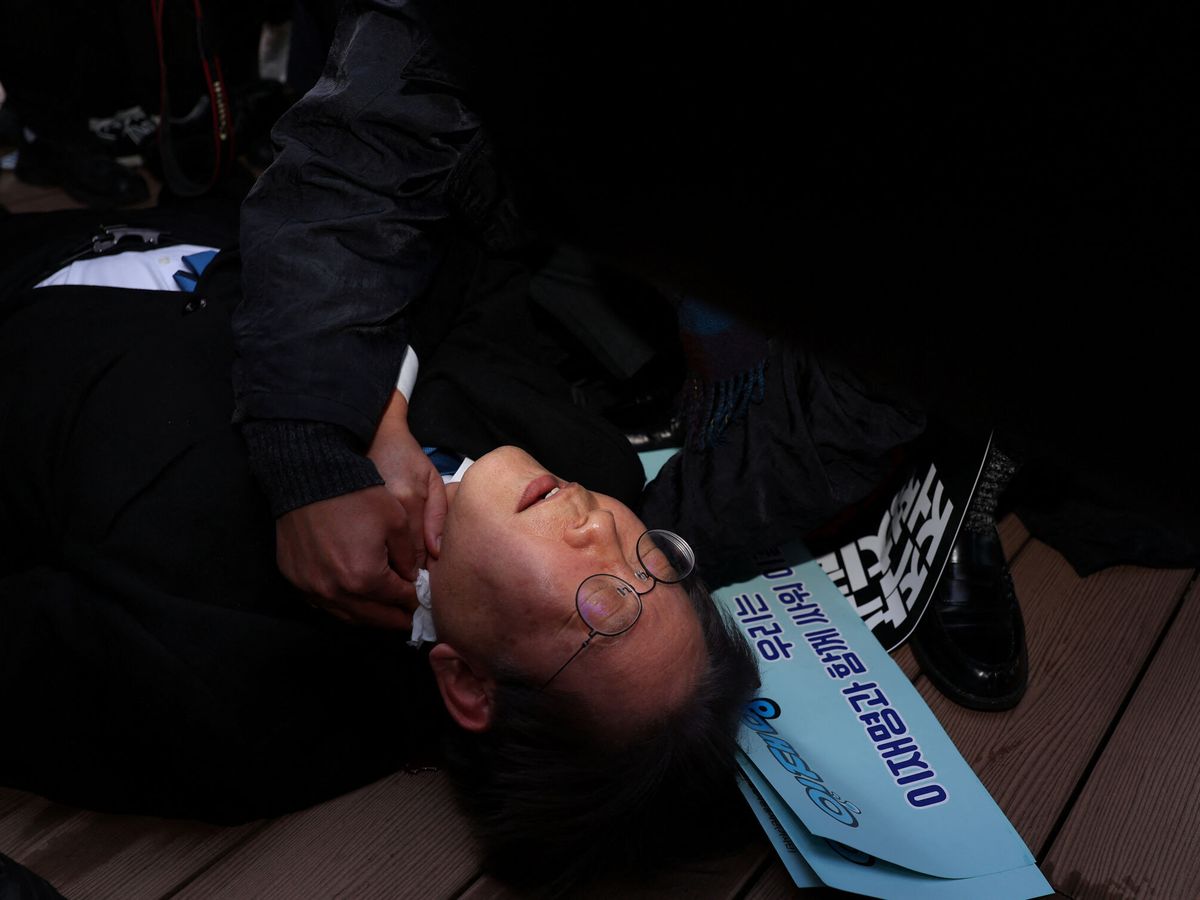Foto: Atienden al político después del ataque. (Reuters/Yonhap)
