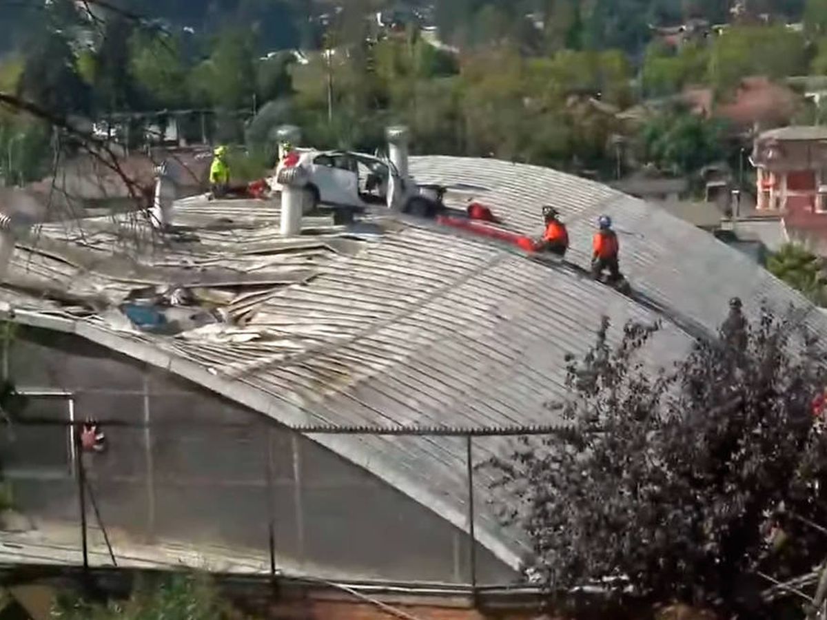 Foto: El vehículo voló 30 metros hasta el tejado del gimnasio de un colegio (YouTube)