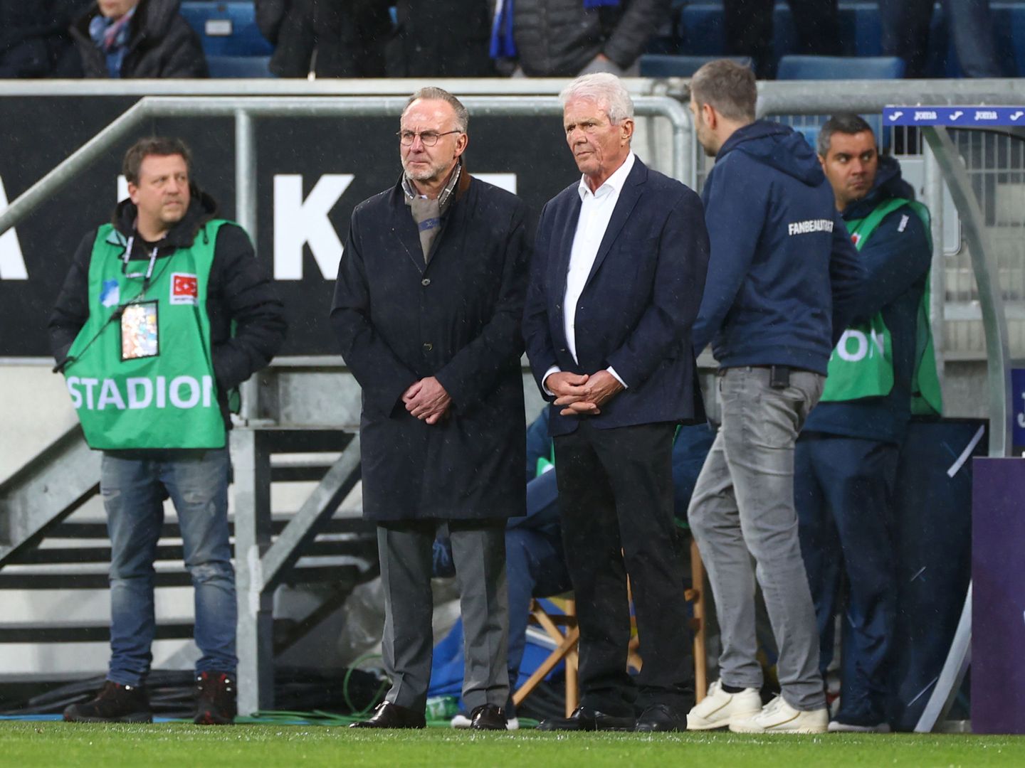 Karl-Heinz Rummenigge (i) y Dietmar Hopp vieron a pie de campo los últimos minutos del partido. (Reuters)