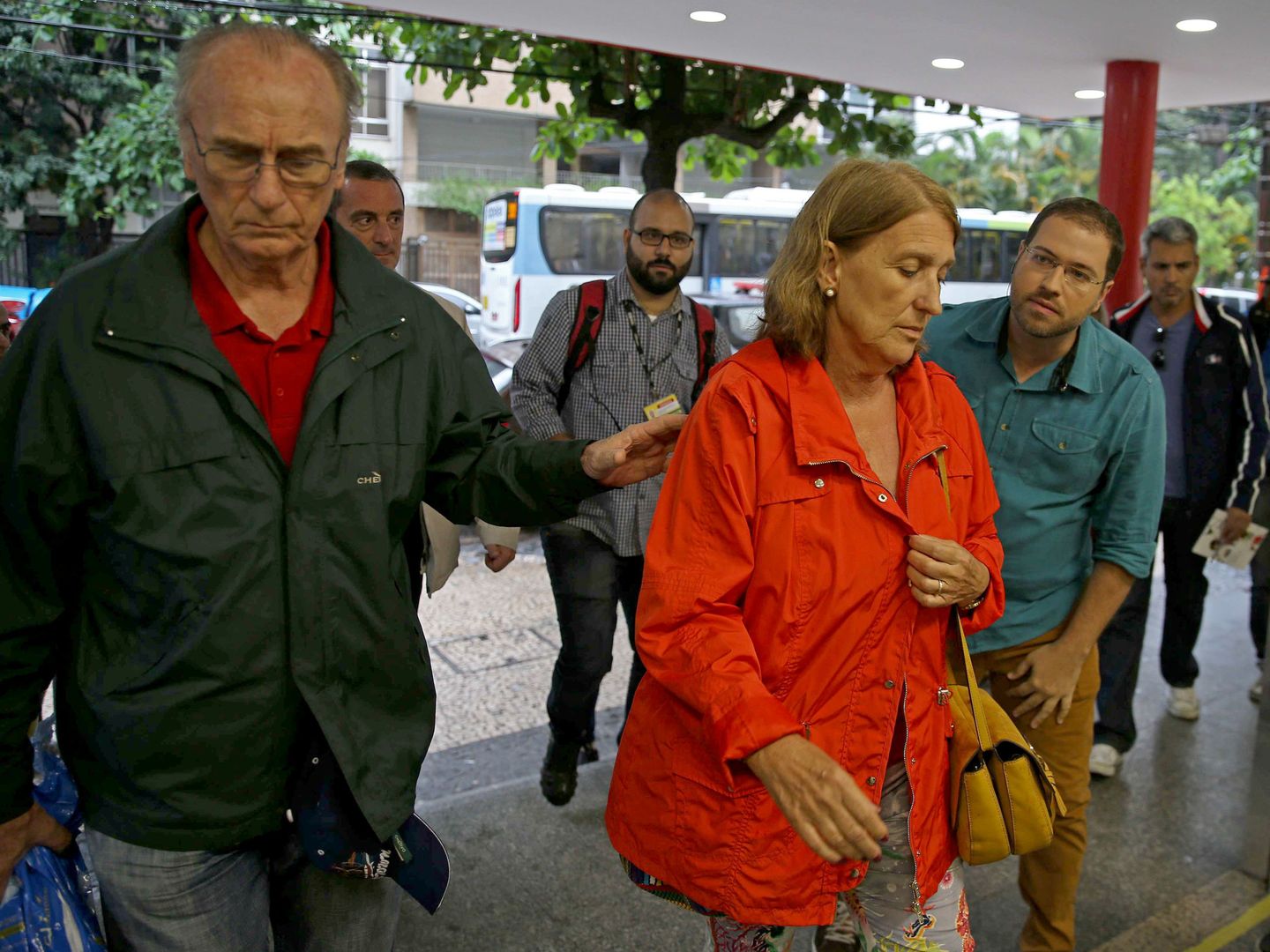 El hermano de la víctima, José Luis Jiménez, y su esposa, Rosa Margaríta Martínez, que viajaban en el vehículo, a su llegada al hospital Miguel Couto. (EFE)