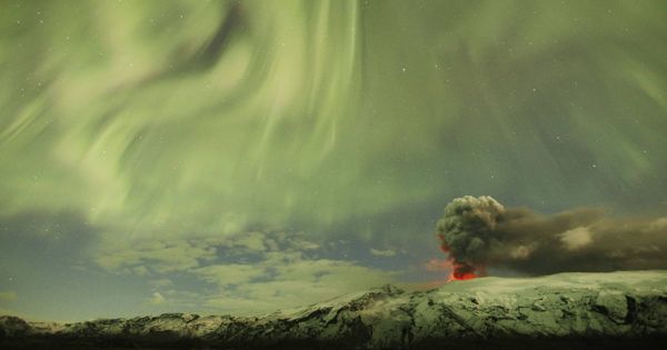 Foto: Una imagen del volcán Eyjafjallajokull, en Islandia, al atardecer. (Reuters)