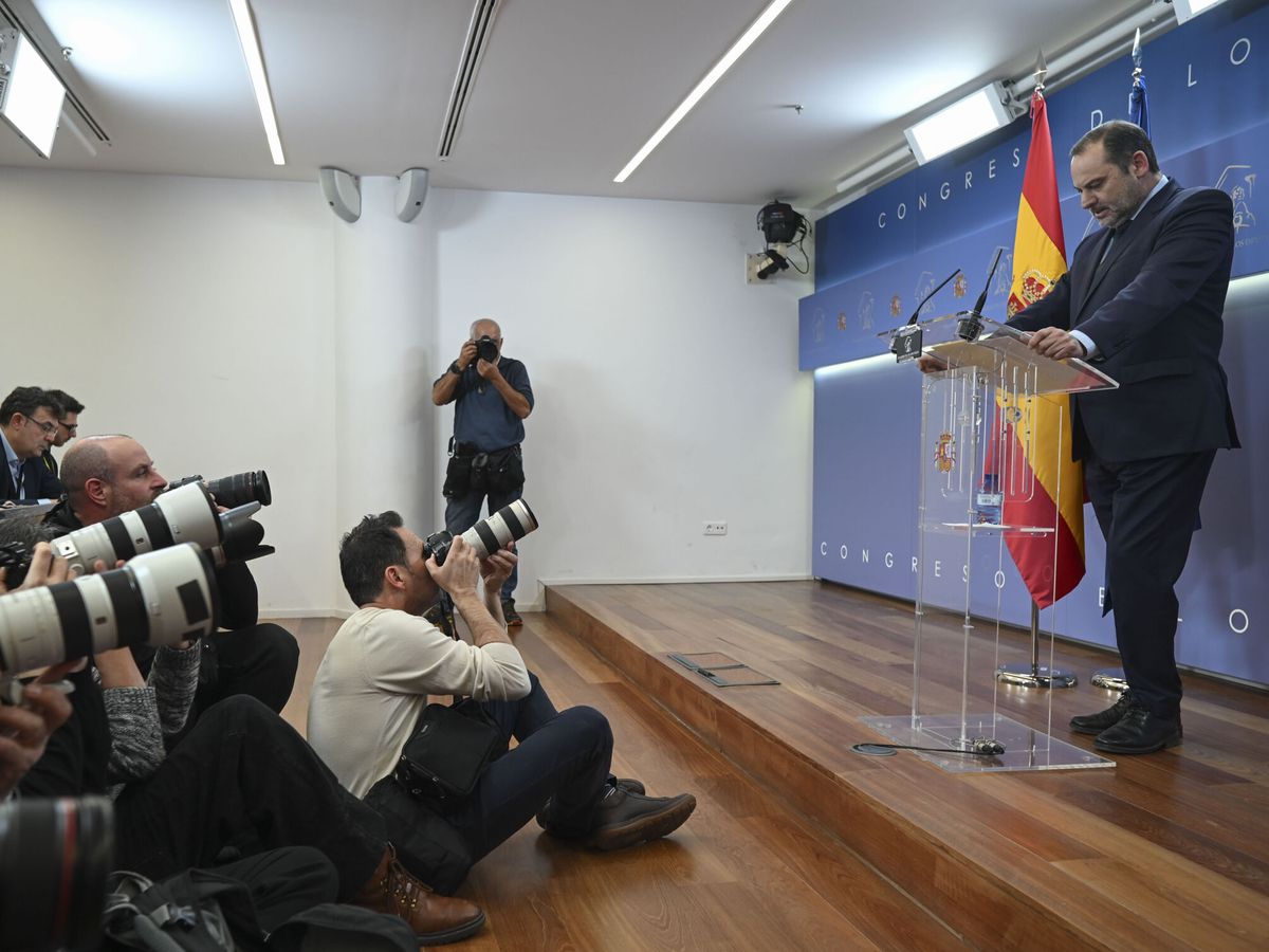 Foto: El exministro José Luis Ábalos, en la rueda de prensa en la que anunció su marcha al grupo mixto. (EFE/Fernando Villar)