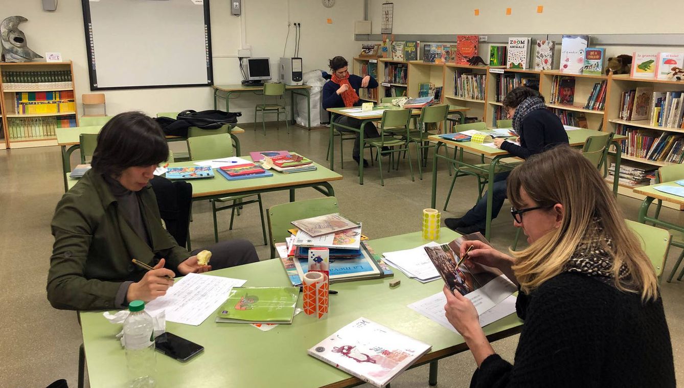 La comisión de género analiza los cuentos infantiles en la escuela Tàber de Barcelona. (Espai i Lleure)