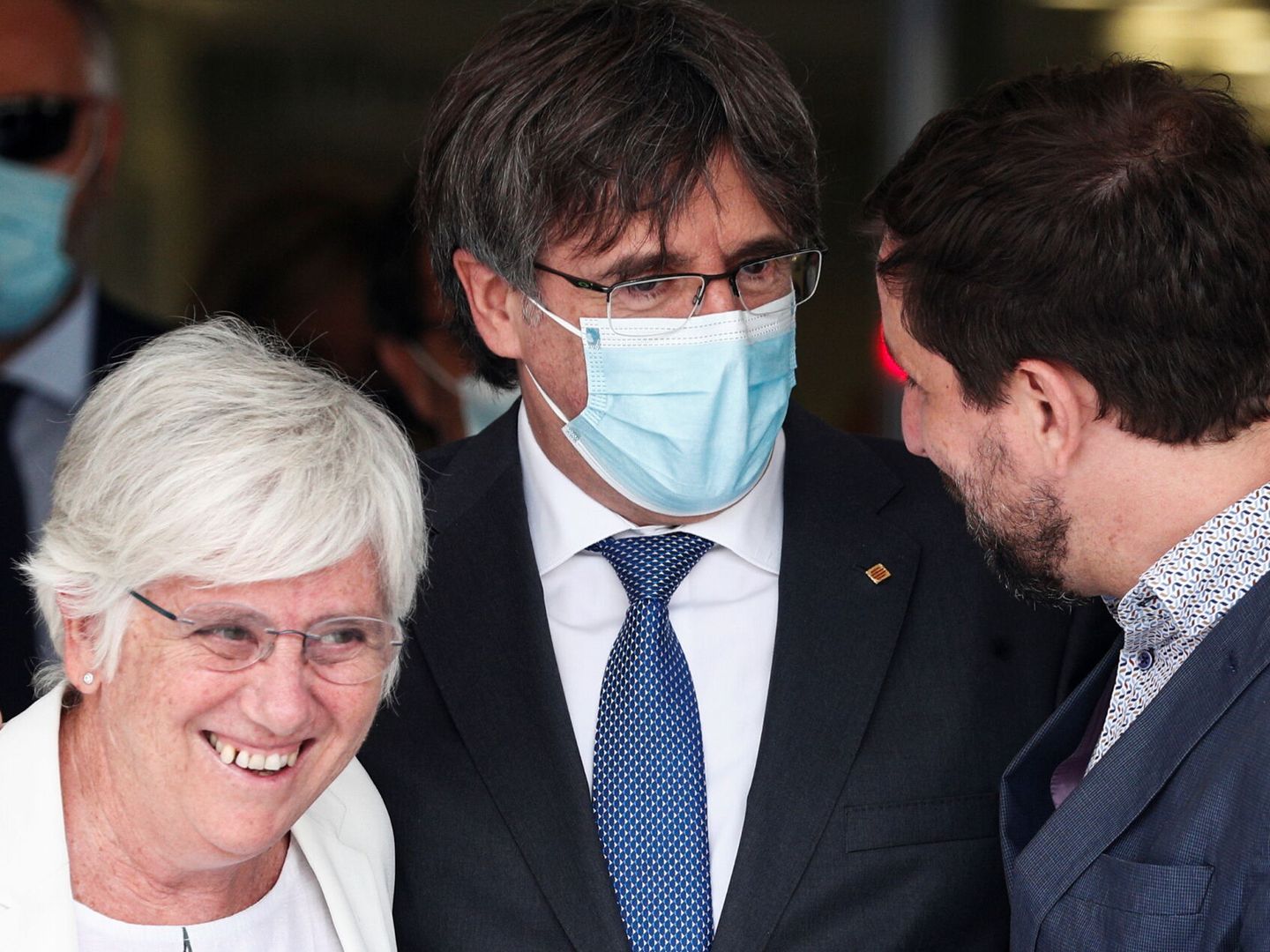 Carles Puigdemont, junto a Ponsatí y Comín. (Reuters)