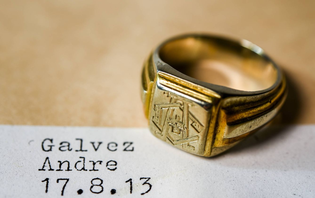Un anillo que perteneció a André Galvez. (International Tracing Service)