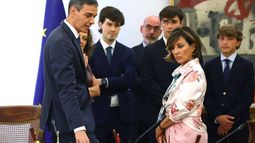 Ónega vuelve a la Moncloa y Sánchez le rinde homenaje