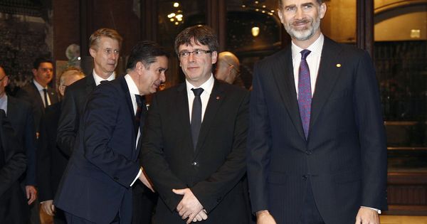 Foto: Felipe VI, junto al presidente de la Generalitat, Carles Puigdemont (c), a su llegada a la cena de bienvenida a los asistentes al Mobile World Congress (MWC). (EFE)