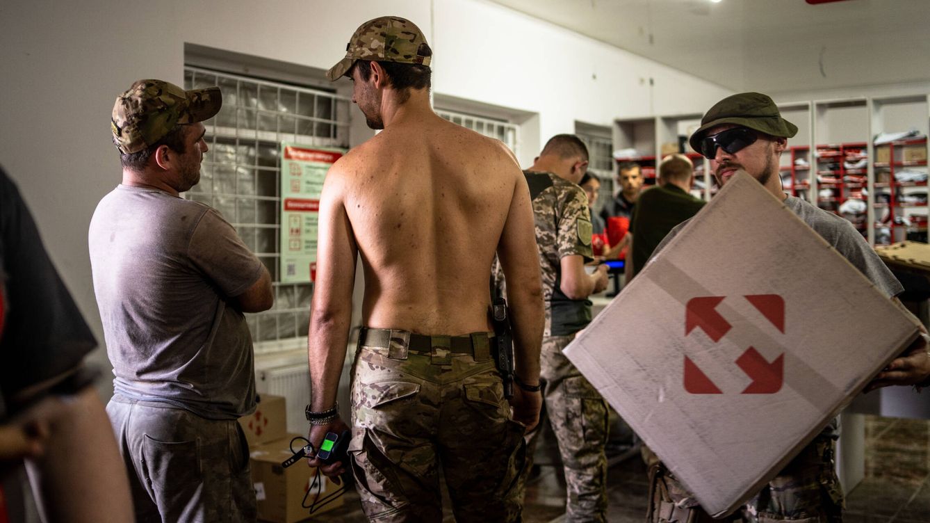 Foto: Militares esperando a recoger sus paquetes en una oficina de Novaposhta en algún lugar del frente del este de Ucrania (Fermín Torrano)