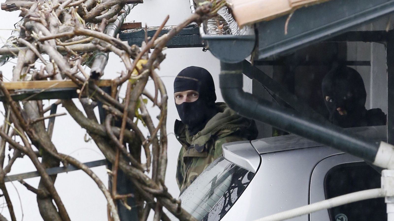 Foto: Agentes de las Fuerzas de Seguridad francesas registran la casa de Ascain donde ha sido detenido el líder de ETA, Mikel Irastorza. (EFE)