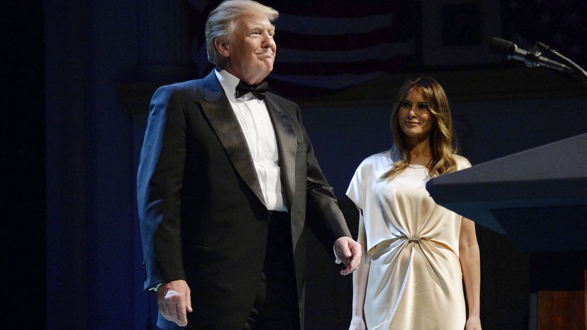 Melania Trump no acierta con un desfavorecedor vestido camisón 