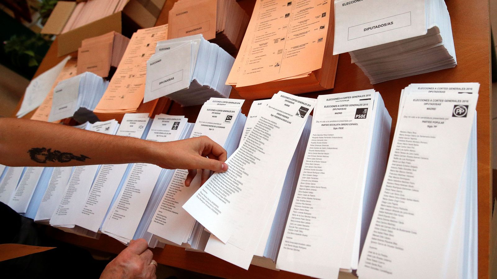 Foto: Un votante selecciona una papeleta en un colegio electoral de Madrid en las pasadas generales del 26 de junio. (Reuters)