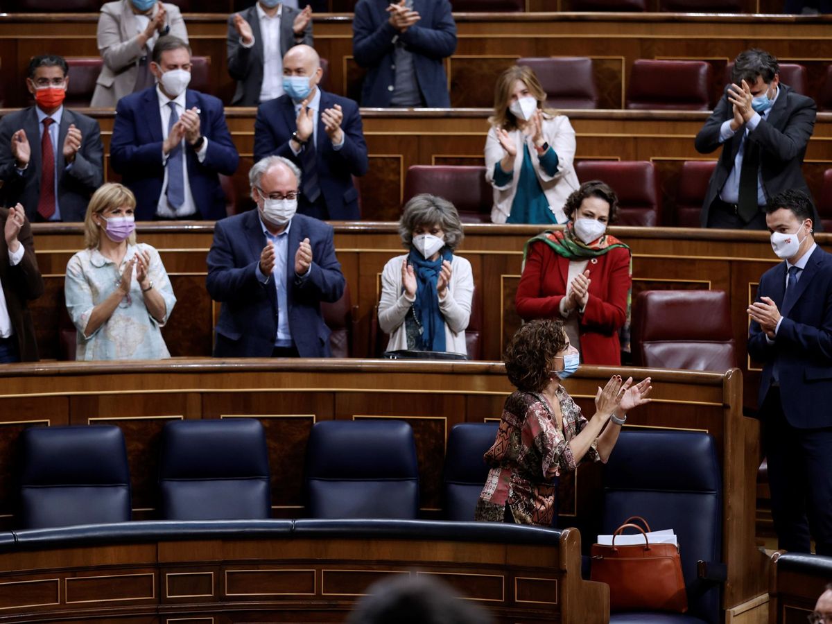 Foto: La ministra de Hacienda, María Jesús Montero (d, delante), recibe los aplausos de sus compañeros de partido en el Congreso. (EFE)