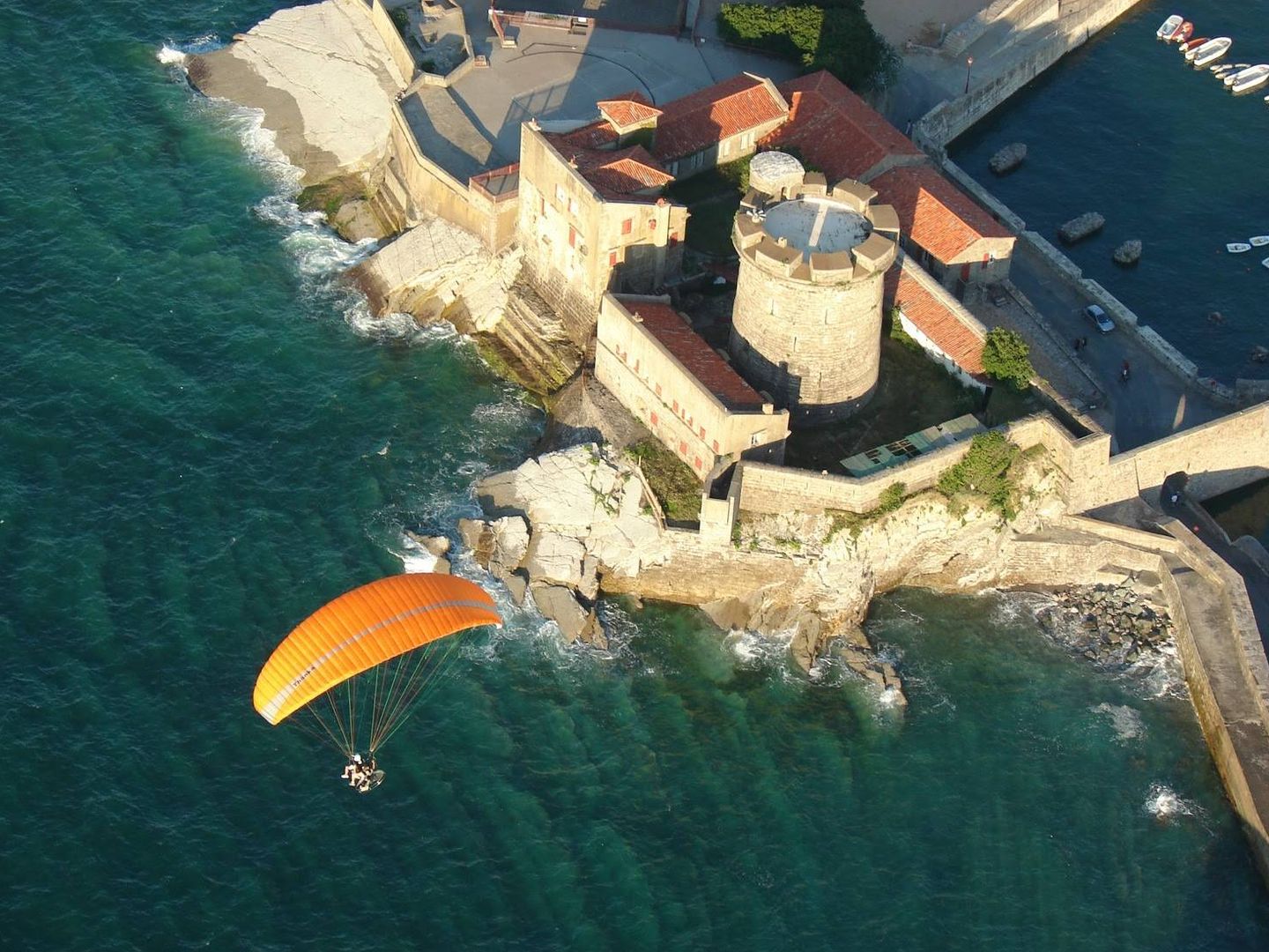 Volando sobre el fuerte Sokoa en Ciboure. (Foto: Turismo San Juan de Luz)