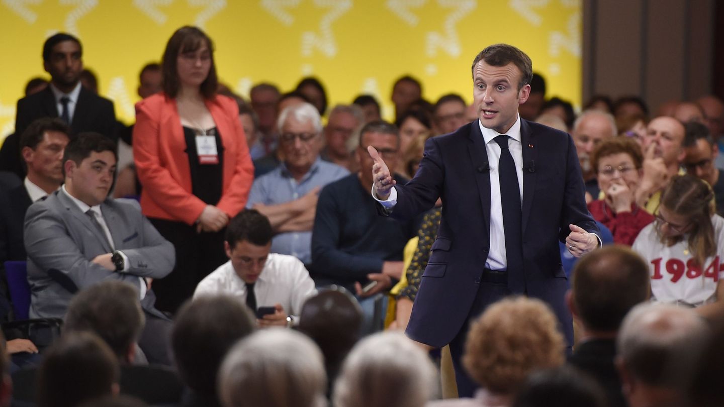 El presidente Emmanuel Macron habla durante el primero de una serie de encuentros con los ciudadanos en Epinal, Francia, el 17 de abril de 2018. (Reuters)
