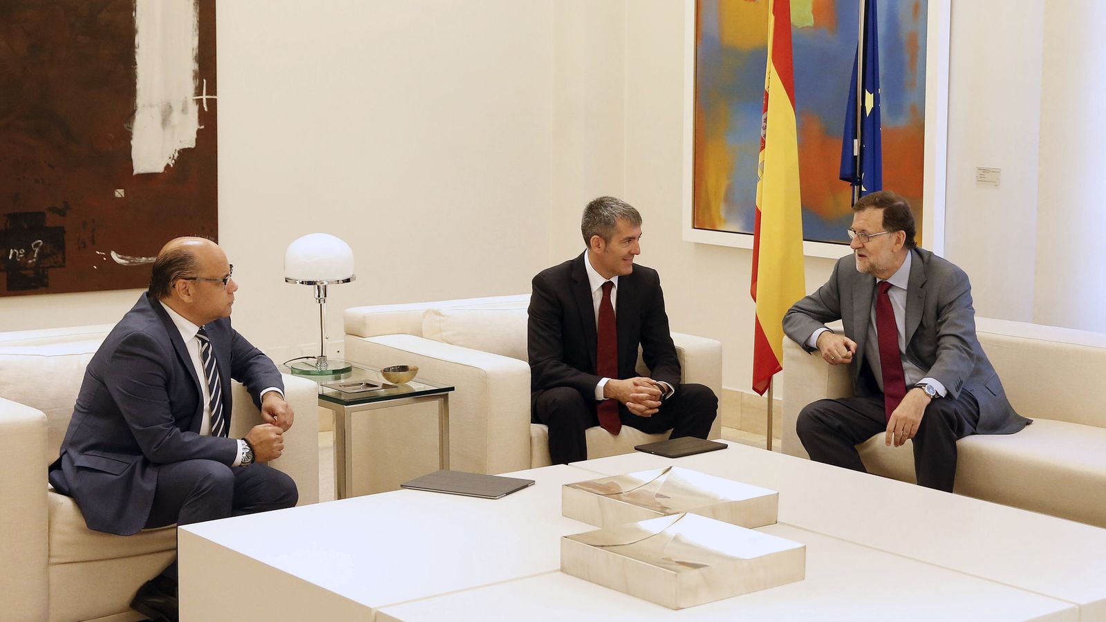 Foto: El presidente del Gobierno, Mariano Rajoy, conversa con el secretario general de CC, José Miguel Barragán (i), y el presidente de Canarias, Fernando Clavijo (Efe)