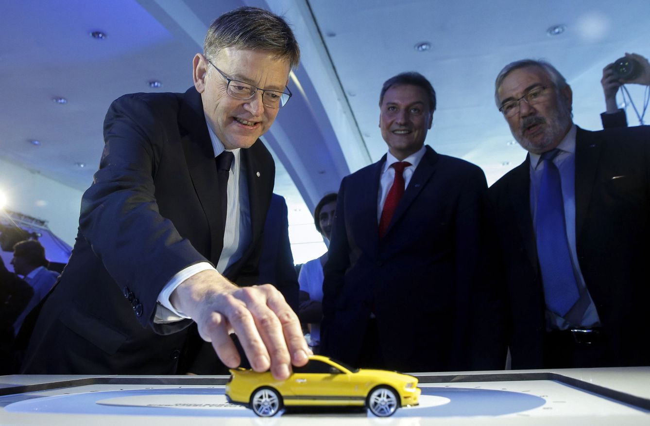El 'president' de la Generalitat, Ximo Puig (i), maneja un coche a escala en presencia del presidente y consejero delegado de Ford España. (EFE)