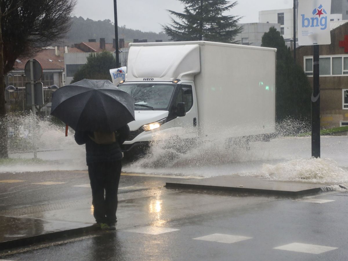Foto: Intensas lluvias en Santiago de Compostela por Karlotta. (EFE/Xoan Rey)