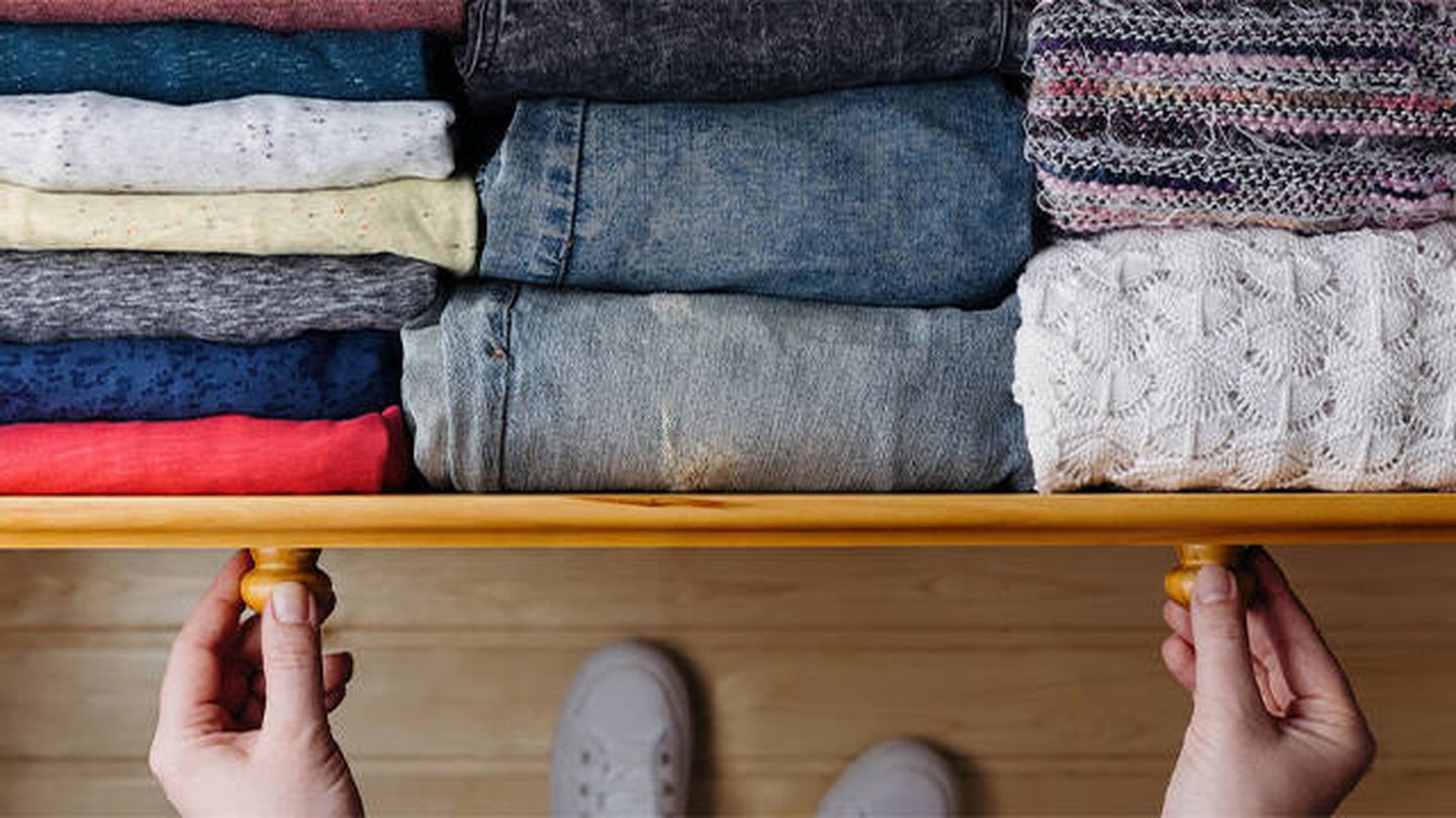 Doblar la ropa y mantener los cajones ordenados puede ayudarte a relajarte (Pixabay)