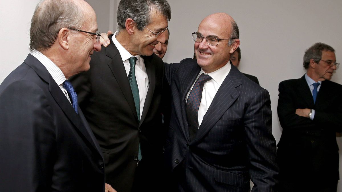 Rajoy juega al despiste con el relevo de Guindos mientras Becker gana enteros 
