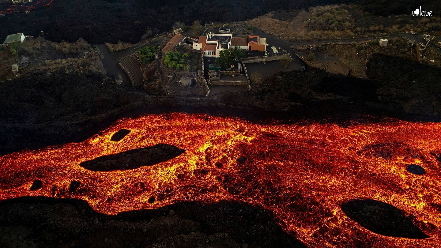 El fuego asediando una vivienda de Los Llanos de Aridane. Alfonso Escalero, 2022.