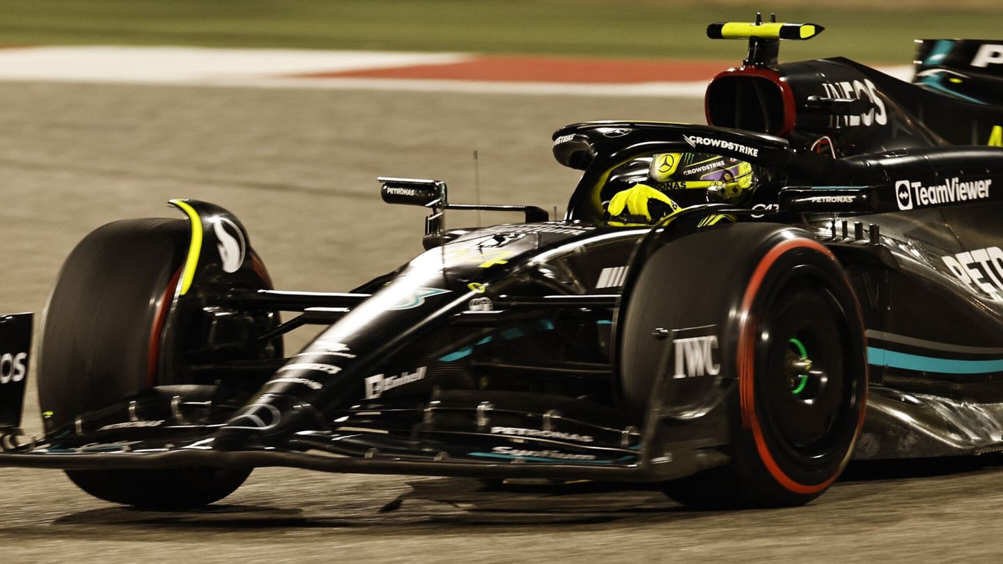 Lewis Hamilton y su Mercedes en Baréin. (Reuters/Hamad I Mohammed).