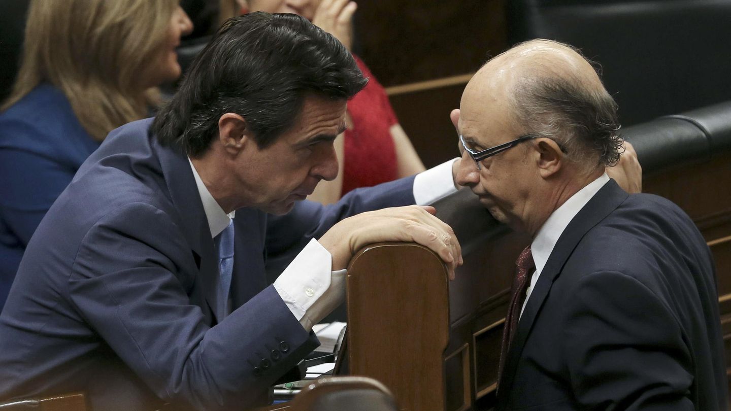 Los ministros Soria y Montoro chocaron sobre cómo recortar el déficit de tarifa. (EFE)
