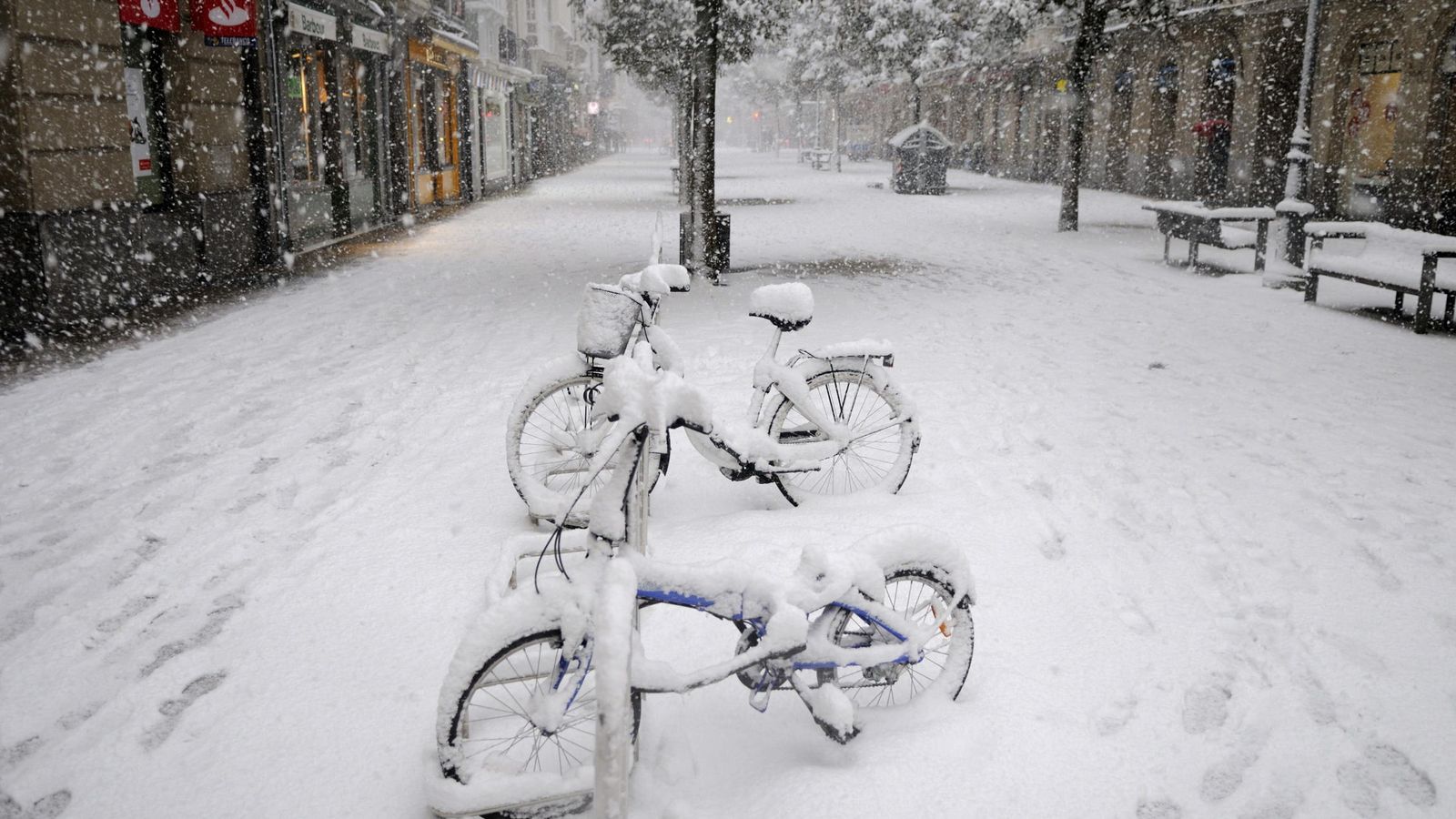 Foto: Dos bicicletas, totalmente cubiertas de nieve en Vitoria. (EFE)