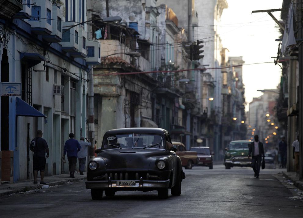 Un coche utilizado como taxi atraviesa una calle de La Habana (Reuters).