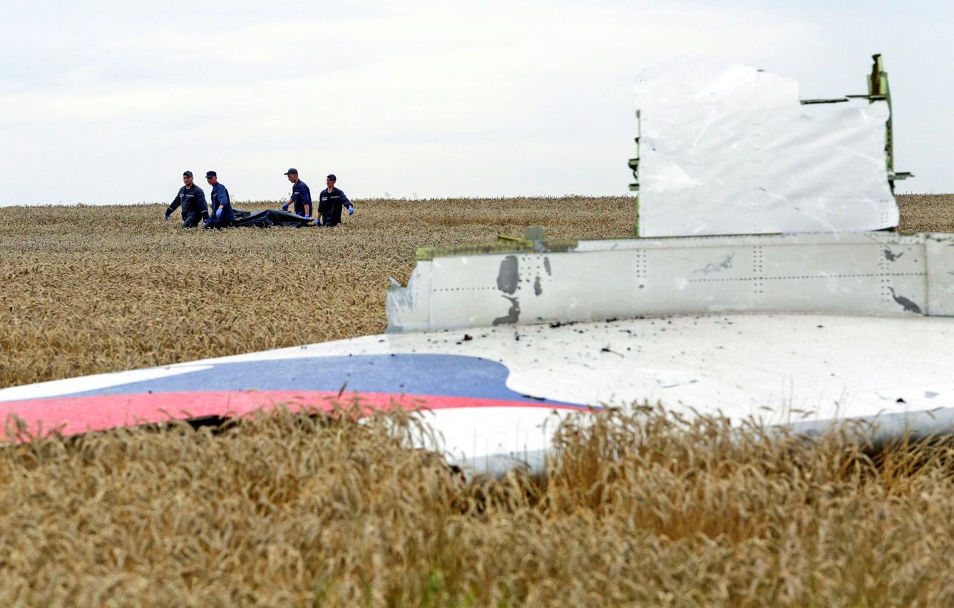 Miembros de los servicios de rescate ucranianos trasladan un cadáver en el lugar del siniestro del avión de Malaysia Airlines (MH17) en Hrabov. (EFE)