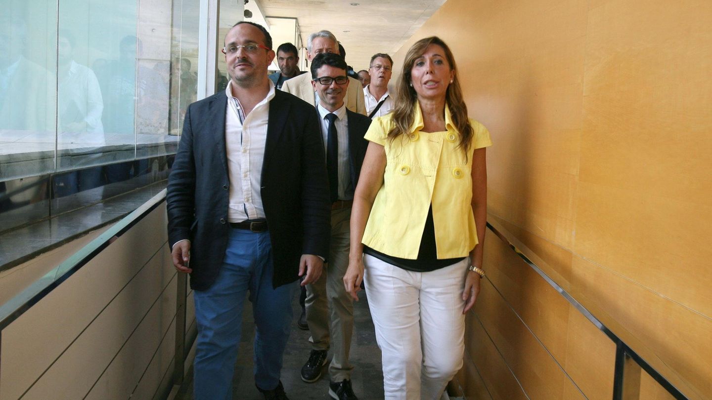 La presidenta del PP catalán, Alicia Sánchez-Camacho (d), junto al presidente del PPC en Tarragona, Alejandro Fernández (i). (EFE)