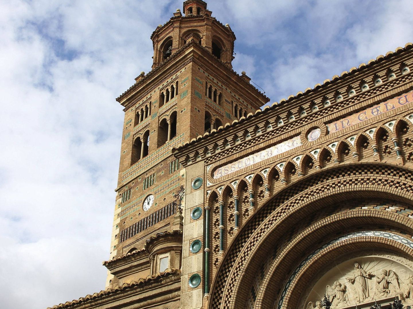 Pórtico y torre de la catedral de Teruel. (EFE)