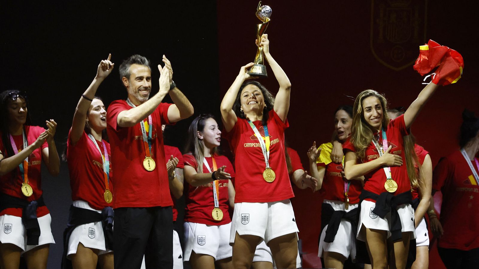 Jorge Vilda, Ivana Andres y Olga Carmona ofrecen el trofeo. (Reuters/Juan Medina) 