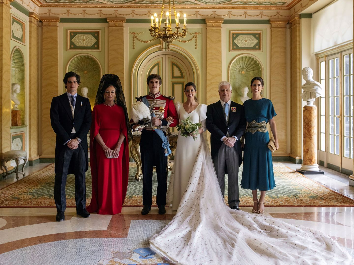 El duque de Alba y Matilde Solís, con sus hijos y sus esposas. (Alejandra Ortiz/EFE)