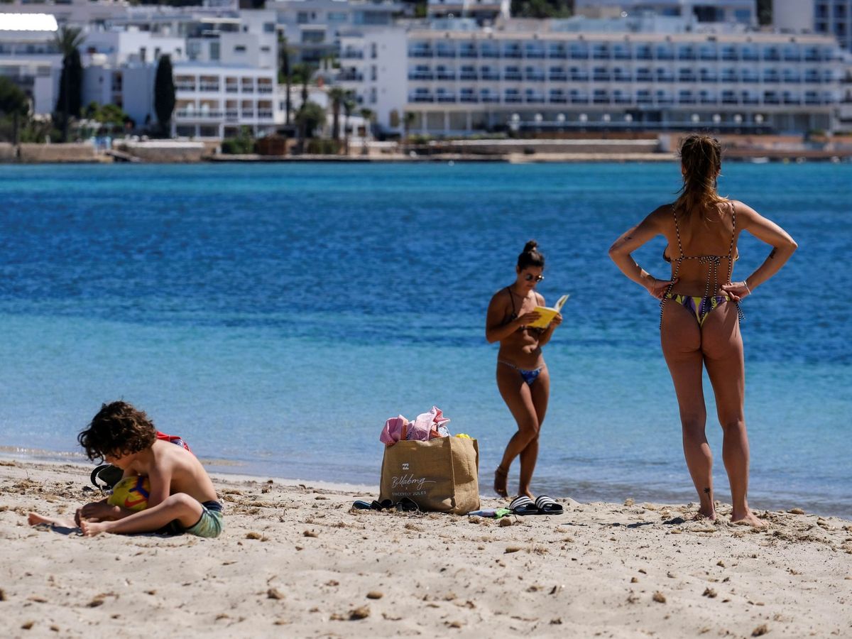 Foto: Varias personas disfrutan del sol en la playa de Talamanca en Ibiza (EFE)