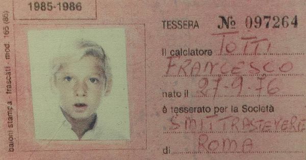 Foto: Imagen de la ficha de Totti cuando era jugador del Trastevere Calcio (FOTOS: David Ruiz)