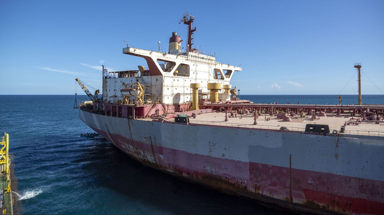 Foto: Navío de almacenamiento y transferencia de petróleo en el mar Rojo. (EFE/PNUD)
