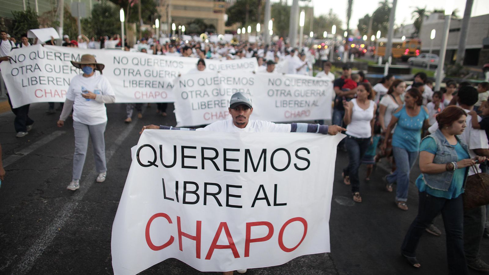 Foto: Carteles de apoyo a la libertad de 'El Chapo' tras su detención en 2014 (Reuters)